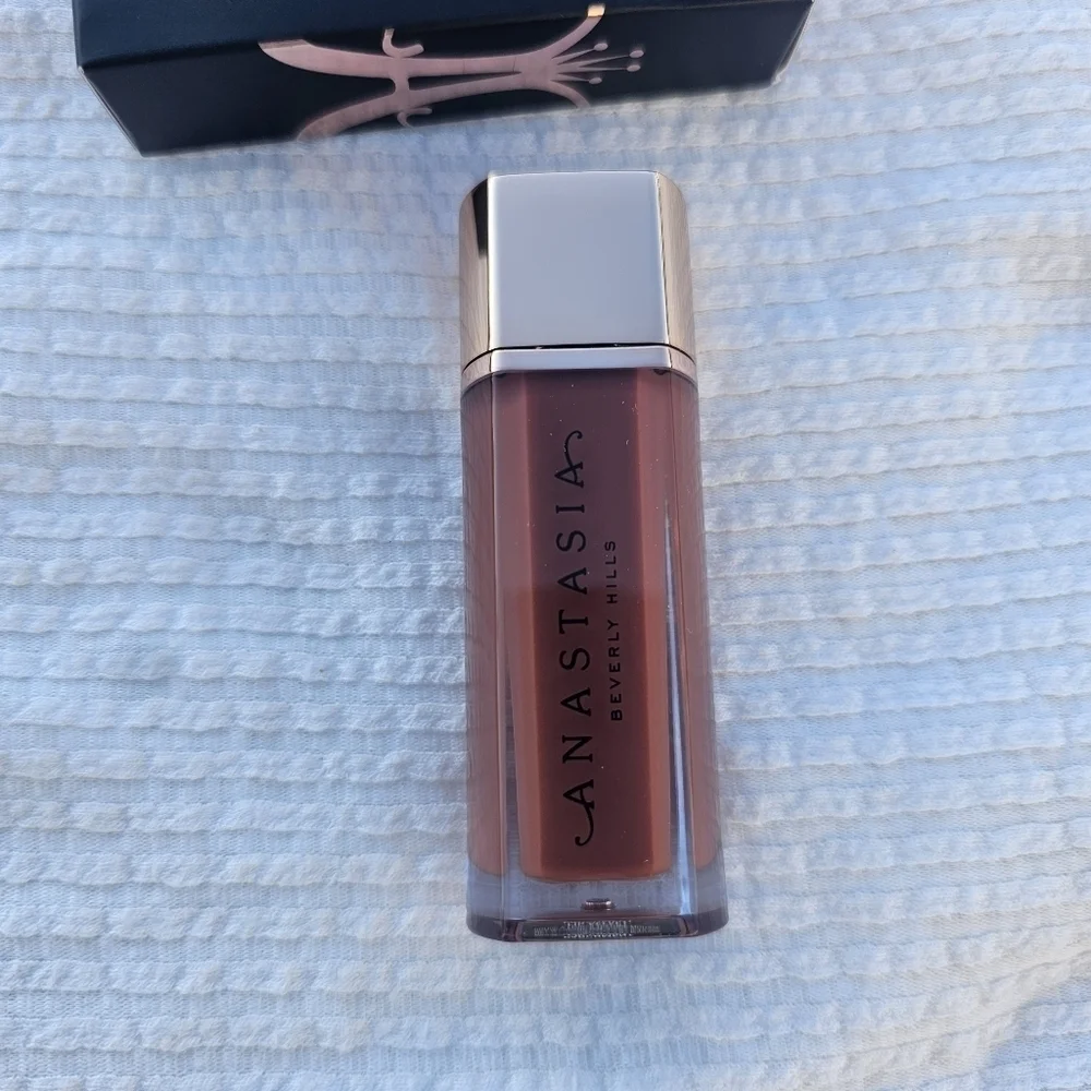 Anastasia Beverly Hills Lip Velvet Lipstick Mouse Matte shade parchment